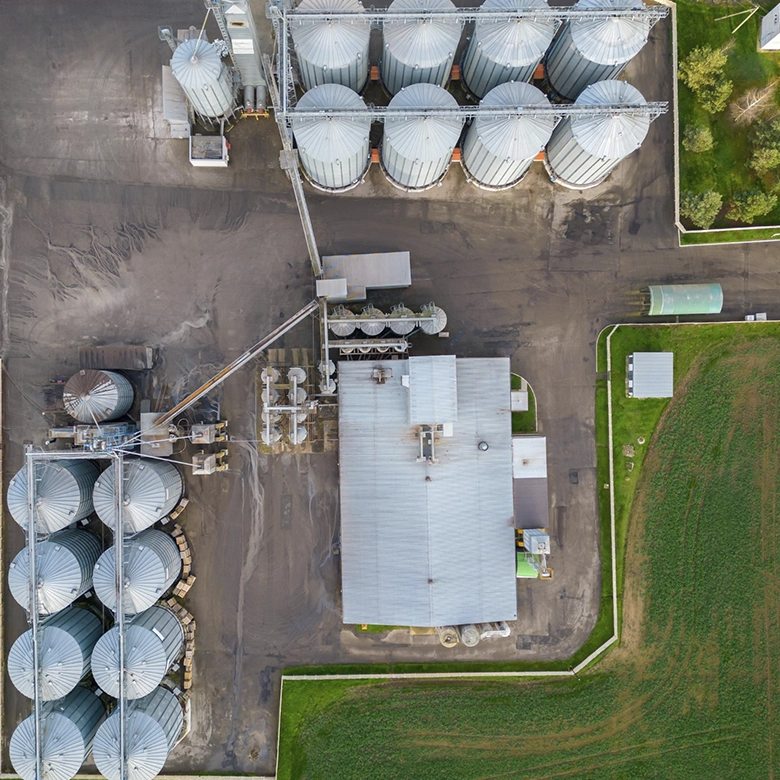 Explotación agrícola a vista de pájaro con silos